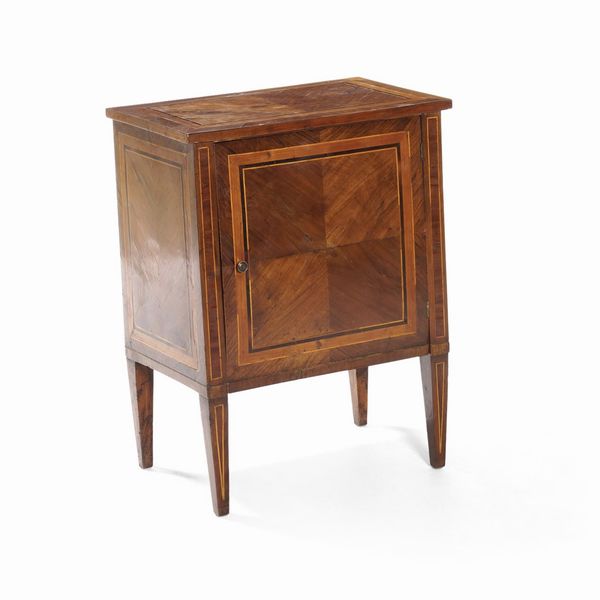 Comodino ad un'anta in legno lastronato. XIX secolo  - Asta Antiquariato Settembre - Associazione Nazionale - Case d'Asta italiane