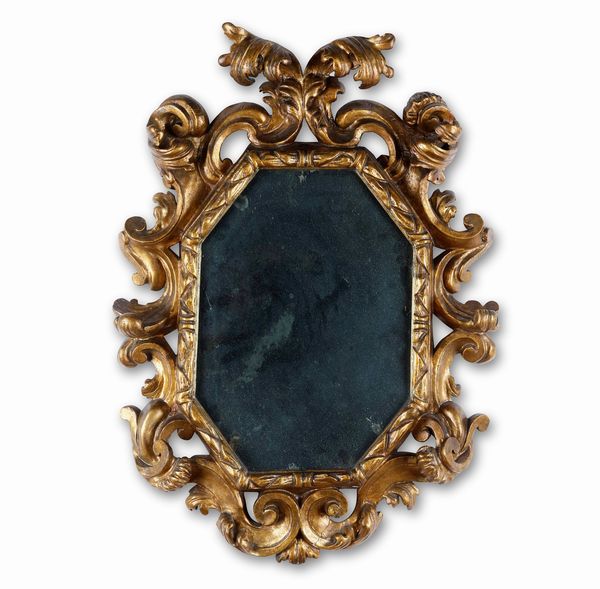 Specchiera in legno intagliato e dorato. XX secolo  - Asta Antiquariato Settembre - Associazione Nazionale - Case d'Asta italiane