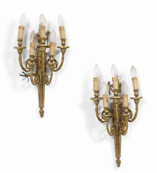 Coppia di appliques in bronzo dorato a 5 luci. XX secolo  - Asta Antiquariato Settembre - Associazione Nazionale - Case d'Asta italiane