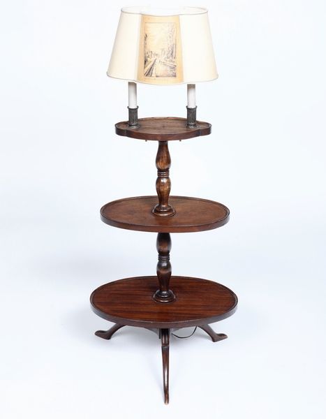 Etagere in legno con lampada. Inghilterra XX secolo  - Asta Antiquariato Settembre - Associazione Nazionale - Case d'Asta italiane