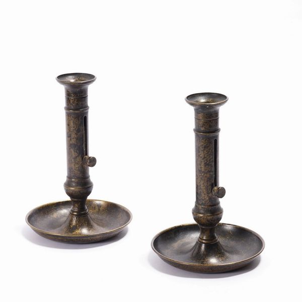 Due antichi candelieri in bronzo  - Asta Antiquariato Settembre - Associazione Nazionale - Case d'Asta italiane