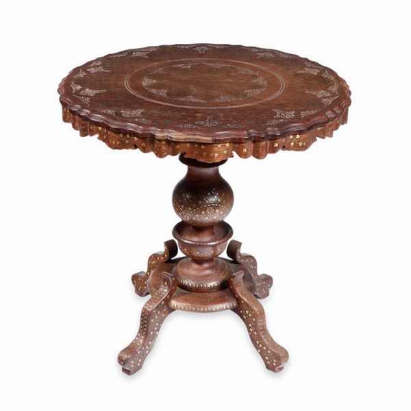 Tavolino orientale in legno intagliato ed intarsiato  - Asta Antiquariato Settembre - Associazione Nazionale - Case d'Asta italiane