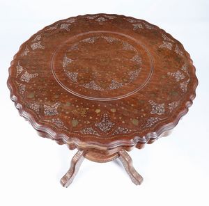 Tavolino orientale in legno intagliato ed intarsiato  - Asta Antiquariato Settembre - Associazione Nazionale - Case d'Asta italiane