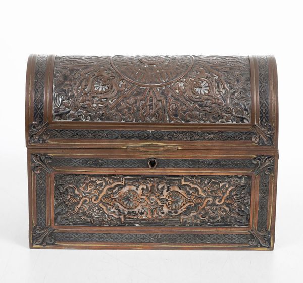 Bauletto da tavolo in lamina di rame argentato. Spagna, fine XIX, inizi XX secolo  - Asta Scultura - Associazione Nazionale - Case d'Asta italiane