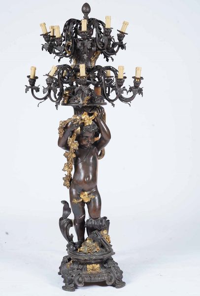 Grande candelabro in bronzo patinato. XX secolo  - Asta Scultura - Associazione Nazionale - Case d'Asta italiane