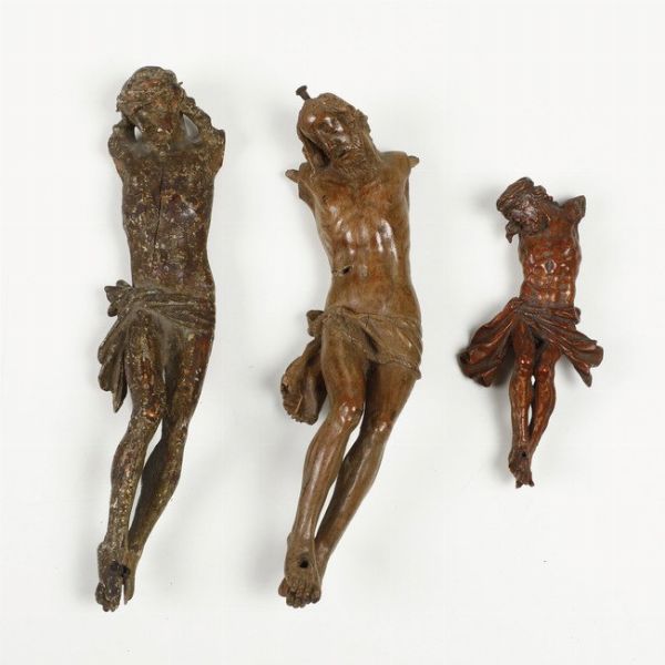 Tre antichi crocifissi di cui 2 in bosso, XVII/XVIII secolo  - Asta Scultura - Associazione Nazionale - Case d'Asta italiane