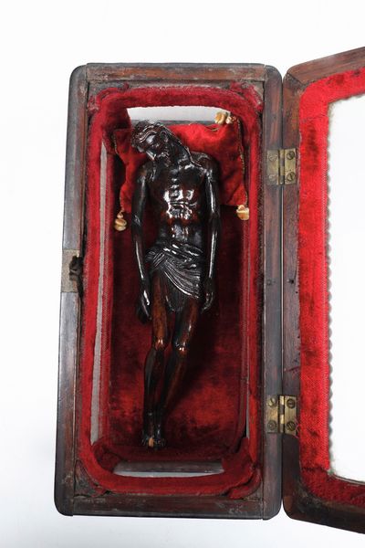 Cristo deposto in legno entro teca. XVII-XVIII secolo  - Asta Scultura - Associazione Nazionale - Case d'Asta italiane