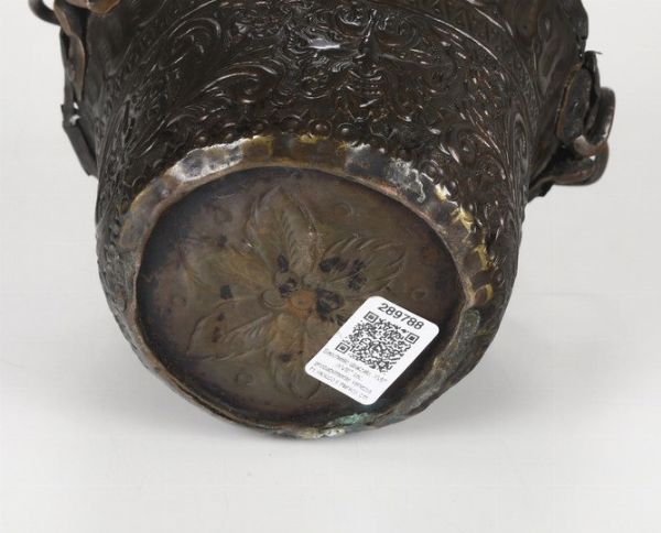 Secchiello in rame sbalzato, probabilmente Venezia XVII/XVIII secolo  - Asta Scultura - Associazione Nazionale - Case d'Asta italiane
