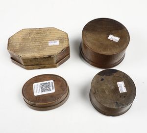 Quattro antiche scatoline in legno, tra cui una del XVIII secolo  - Asta Scultura - Associazione Nazionale - Case d'Asta italiane