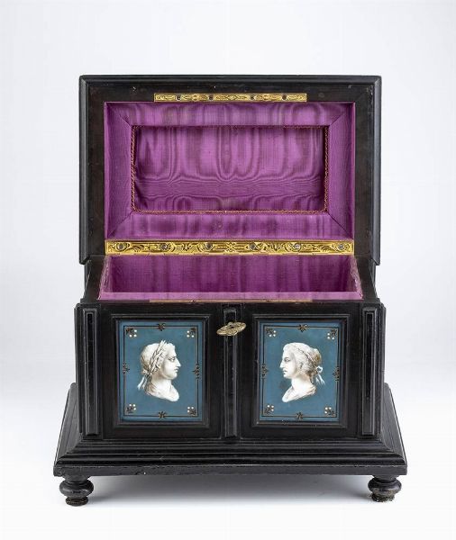 Scrigno nuziale viennese in legno e smalti - 1870 circa, firmato AUGUST KLEIN  - Asta Mobili e Oggetti d'Arte dal XVII all'inizio del XX Secolo - Associazione Nazionale - Case d'Asta italiane