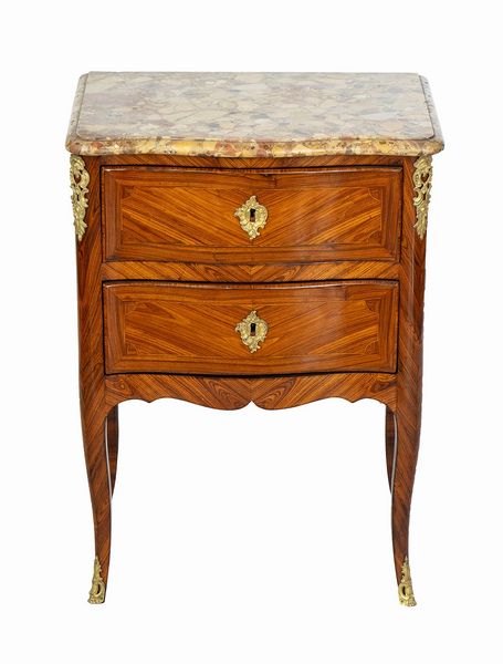 Como Luigi XVI -  Francia, XVIII secolo  - Asta Mobili e Oggetti d'Arte dal XVII all'inizio del XX Secolo - Associazione Nazionale - Case d'Asta italiane