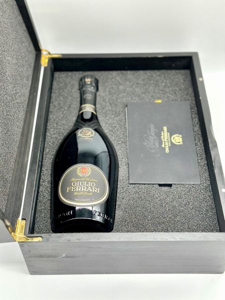 Fratelli Lunelli Ferrari, Giulio Ferrari Riserva del Fondatore Collezione Metodo Classico Trentodoc 2001  - Asta Vini e Distillati. D'Annata, Pregiati e da Collezione - Associazione Nazionale - Case d'Asta italiane