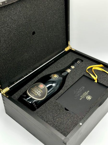 Fratelli Lunelli Ferrari, Giulio Ferrari Riserva del Fondatore Collezione Metodo Classico Trentodoc 2001  - Asta Vini e Distillati. D'Annata, Pregiati e da Collezione - Associazione Nazionale - Case d'Asta italiane
