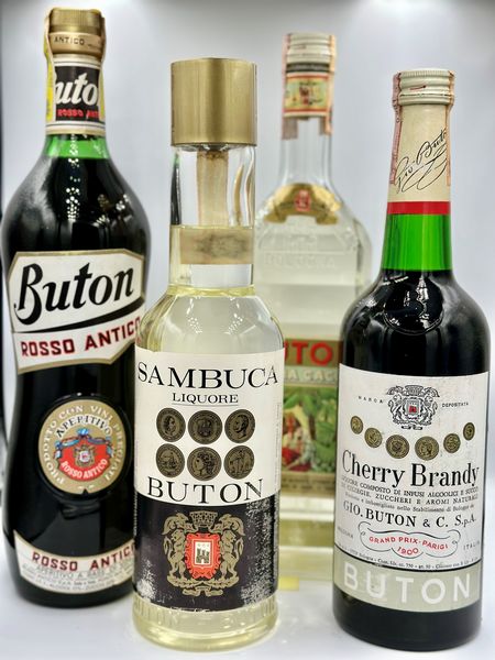 Buton Rosso Antico, Buton Sambuca, Gio. Buton, Buton Crema Cacao  - Asta Vini e Distillati. D'Annata, Pregiati e da Collezione - Associazione Nazionale - Case d'Asta italiane