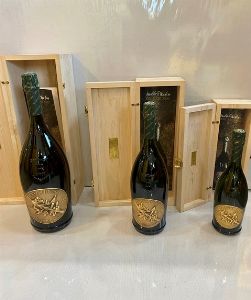 Berlucchi, Special Edition Arnaldo Pomodoro by Ziliani Cuvée Brut 1995  - Asta Vini e Distillati. D'Annata, Pregiati e da Collezione - Associazione Nazionale - Case d'Asta italiane