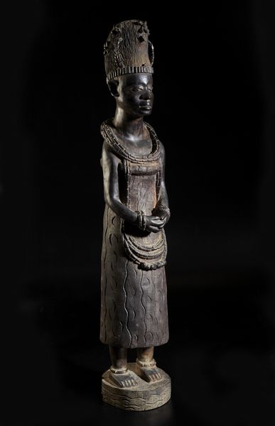 Artigianato africano : Grande scultura antropomorfa femminile rappresentante una regina africana di ottima qualit� d'intaglio e dovizia di particolari.Legno duro.  - Asta Asta 422 | AFRICA, OCEANIA E AMERICHE - ARTIGIANATO AFRICANO: VARI COMMITTENTI E SELEZIONE DALLA COLLEZIONE BARTOLOMUCCI Online - Associazione Nazionale - Case d'Asta italiane