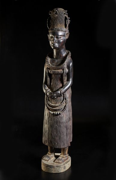 Artigianato africano : Grande scultura antropomorfa femminile rappresentante una regina africana di ottima qualit� d'intaglio e dovizia di particolari.Legno duro.  - Asta Asta 422 | AFRICA, OCEANIA E AMERICHE - ARTIGIANATO AFRICANO: VARI COMMITTENTI E SELEZIONE DALLA COLLEZIONE BARTOLOMUCCI Online - Associazione Nazionale - Case d'Asta italiane
