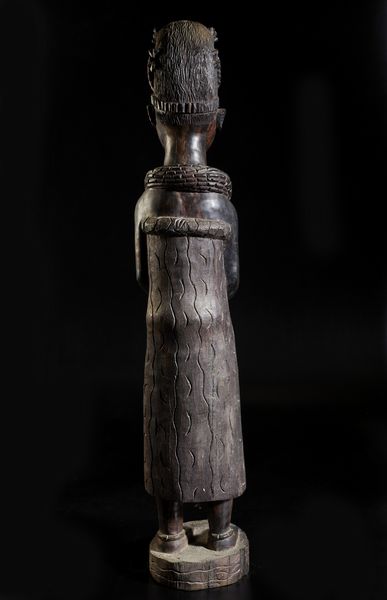 Artigianato africano : Grande scultura antropomorfa femminile rappresentante una regina africana di ottima qualit� d'intaglio e dovizia di particolari.Legno duro.  - Asta Asta 422 | AFRICA, OCEANIA E AMERICHE - ARTIGIANATO AFRICANO: VARI COMMITTENTI E SELEZIONE DALLA COLLEZIONE BARTOLOMUCCI Online - Associazione Nazionale - Case d'Asta italiane