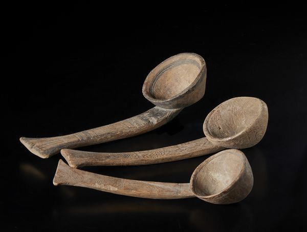 Tuareg - Sahara : Lotto composto da tre mestoli decorati con incisioni geometriche. Legno duro a patina naturale e pigmento.  - Asta Asta 422 | AFRICA, OCEANIA E AMERICHE - ARTIGIANATO AFRICANO: VARI COMMITTENTI E SELEZIONE DALLA COLLEZIONE BARTOLOMUCCI Online - Associazione Nazionale - Case d'Asta italiane