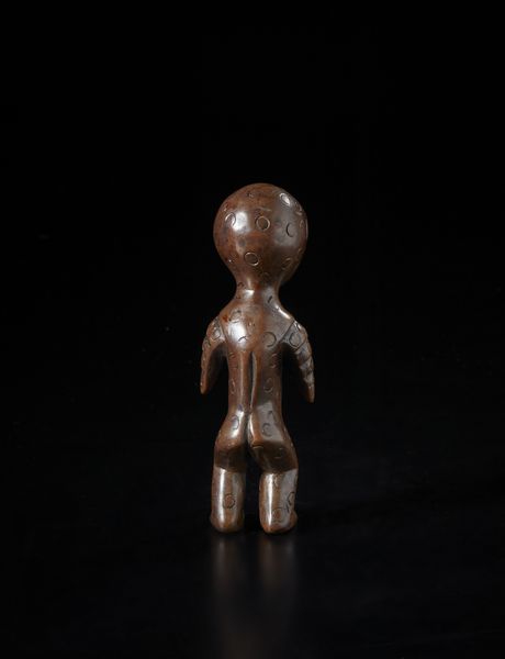 Lega - Repubblica Democratica del Congo : Piccola scultura antropomorfa stilizzata e caratterizzata da un doppio volto di cui uno posto nella regione addominale.Legno duro a patina marrone  e caolino.  - Asta Asta 422 | AFRICA, OCEANIA E AMERICHE - ARTIGIANATO AFRICANO: VARI COMMITTENTI E SELEZIONE DALLA COLLEZIONE BARTOLOMUCCI Online - Associazione Nazionale - Case d'Asta italiane