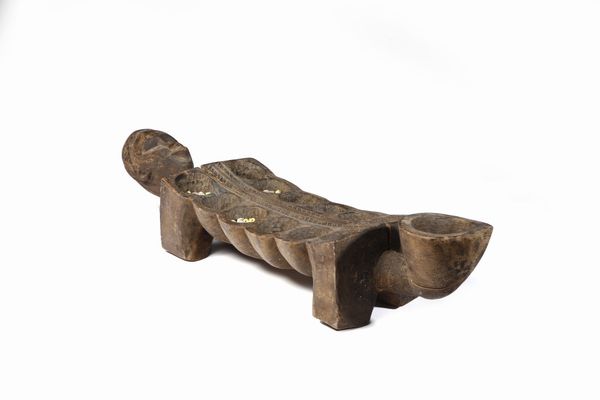 Dan - Costa d'Avorio/Liberia : Tavola da gioco Wari o Mancala a tredici buche e impugnatura a forma di testa antropomorfa.Legno a patina bruna.  - Asta Asta 422 | AFRICA, OCEANIA E AMERICHE - ARTIGIANATO AFRICANO: VARI COMMITTENTI E SELEZIONE DALLA COLLEZIONE BARTOLOMUCCI Online - Associazione Nazionale - Case d'Asta italiane