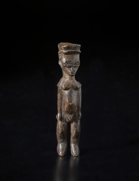 Lobi - Burkina Faso/Costa d'Avorio : Scultura antropomorfa Bateba. Legno duro a patina scura.  - Asta Asta 422 | AFRICA, OCEANIA E AMERICHE - ARTIGIANATO AFRICANO: VARI COMMITTENTI E SELEZIONE DALLA COLLEZIONE BARTOLOMUCCI Online - Associazione Nazionale - Case d'Asta italiane