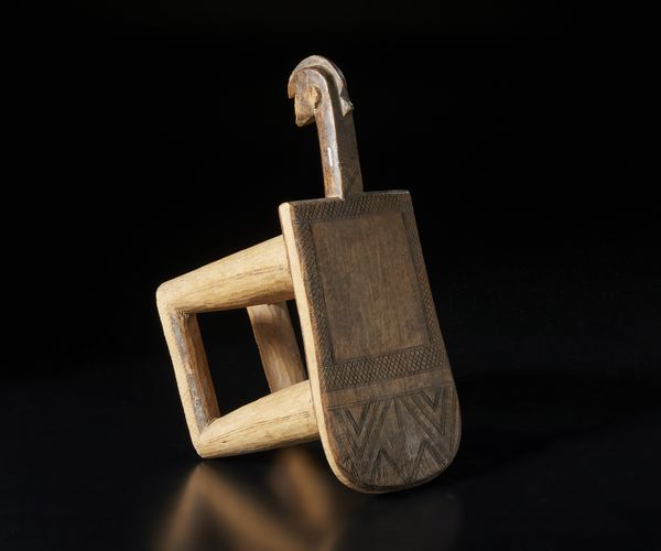 Bwa - Mali/Burkina Faso : Seggio  con testa antropomorfa e decori geometrici incisi.Legno duro a patina naturale.  - Asta Asta 422 | AFRICA, OCEANIA E AMERICHE - ARTIGIANATO AFRICANO: VARI COMMITTENTI E SELEZIONE DALLA COLLEZIONE BARTOLOMUCCI Online - Associazione Nazionale - Case d'Asta italiane