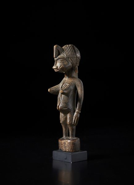 Senufo - Costa d'Avorio/Mali : Scultura antropomorfa. Legno scuro a patina scura.  - Asta Asta 422 | AFRICA, OCEANIA E AMERICHE - ARTIGIANATO AFRICANO: VARI COMMITTENTI E SELEZIONE DALLA COLLEZIONE BARTOLOMUCCI Online - Associazione Nazionale - Case d'Asta italiane