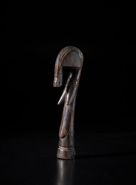 Mossi - Burkina Faso : Bambola di fertilit Biga a figura femminile stilizzata. Legno duro a patina scura.  - Asta Asta 422 | AFRICA, OCEANIA E AMERICHE - ARTIGIANATO AFRICANO: VARI COMMITTENTI E SELEZIONE DALLA COLLEZIONE BARTOLOMUCCI Online - Associazione Nazionale - Case d'Asta italiane