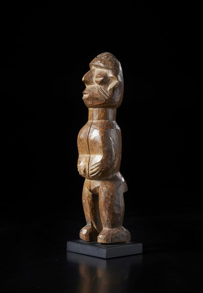 Fon - Nigeria/Benin : Scultura antropomorfa femminile. Legno duro a patina marrone.  - Asta Asta 422 | AFRICA, OCEANIA E AMERICHE - ARTIGIANATO AFRICANO: VARI COMMITTENTI E SELEZIONE DALLA COLLEZIONE BARTOLOMUCCI Online - Associazione Nazionale - Case d'Asta italiane