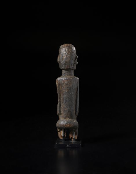 Lobi - Burkina Faso/Costa d'Avorio : Scultura antropomorfa Bateba con mancanze. Legno a patina scura.  - Asta Asta 422 | AFRICA, OCEANIA E AMERICHE - ARTIGIANATO AFRICANO: VARI COMMITTENTI E SELEZIONE DALLA COLLEZIONE BARTOLOMUCCI Online - Associazione Nazionale - Case d'Asta italiane
