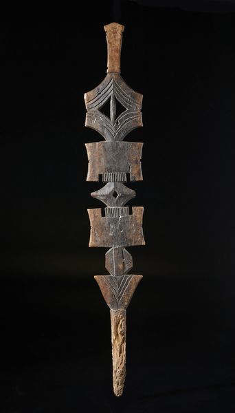 Tuareg - Sahara : Palo Insegna scolpito ed inciso a motivi geometrici. Legno duro a patina naturale.  - Asta Asta 422 | AFRICA, OCEANIA E AMERICHE - ARTIGIANATO AFRICANO: VARI COMMITTENTI E SELEZIONE DALLA COLLEZIONE BARTOLOMUCCI Online - Associazione Nazionale - Case d'Asta italiane