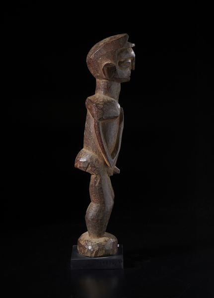 Lobi - Burkina Faso/Costa d'Avorio : Scultura antropomorfa Bateba con mani congiunte.Legno duro a patina rossastra.  - Asta Asta 422 | AFRICA, OCEANIA E AMERICHE - ARTIGIANATO AFRICANO: VARI COMMITTENTI E SELEZIONE DALLA COLLEZIONE BARTOLOMUCCI Online - Associazione Nazionale - Case d'Asta italiane