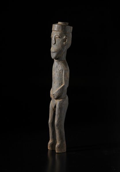 Lobi - Burkina Faso/Costa d'Avorio : Scultura antropomorfa. Legno a patina scura.  - Asta Asta 422 | AFRICA, OCEANIA E AMERICHE - ARTIGIANATO AFRICANO: VARI COMMITTENTI E SELEZIONE DALLA COLLEZIONE BARTOLOMUCCI Online - Associazione Nazionale - Case d'Asta italiane