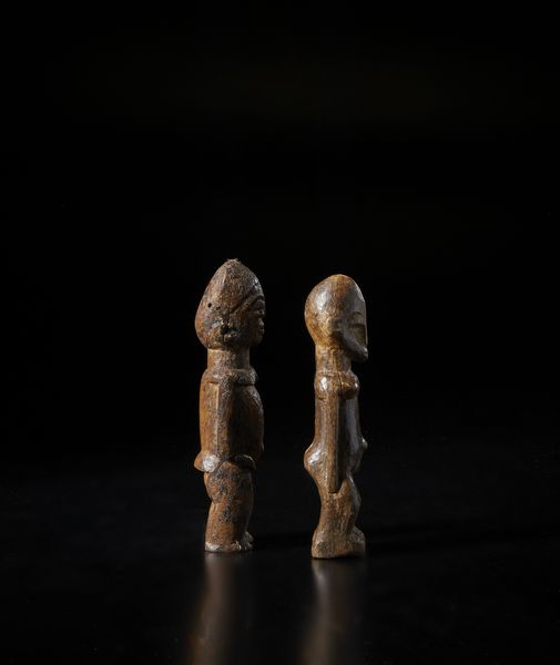 Lobi - Burkina Faso : Lotto composto da due sculture Bateba di diversa dimensione e qualit� d'intaglio. Legno duro a patine differenti.  - Asta Asta 422 | AFRICA, OCEANIA E AMERICHE - ARTIGIANATO AFRICANO: VARI COMMITTENTI E SELEZIONE DALLA COLLEZIONE BARTOLOMUCCI Online - Associazione Nazionale - Case d'Asta italiane