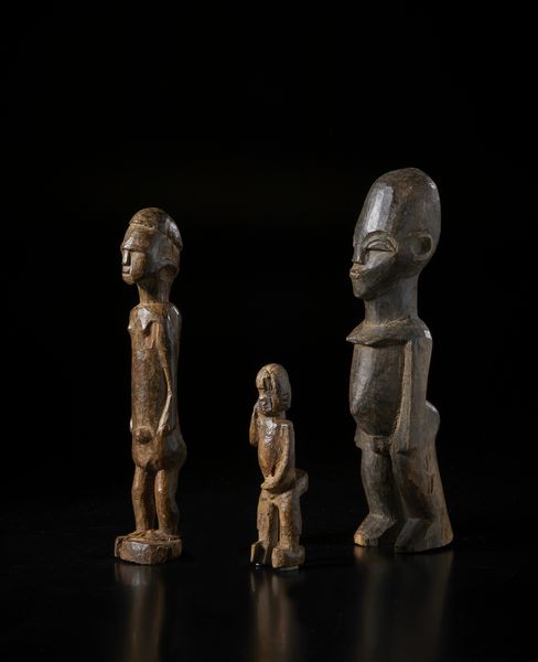 Lobi - Burkina Faso : Lotto composto da 3 sculture Bateba di i varia dimensione e qualit� d'intaglio. Legno a patina scura.  - Asta Asta 422 | AFRICA, OCEANIA E AMERICHE - ARTIGIANATO AFRICANO: VARI COMMITTENTI E SELEZIONE DALLA COLLEZIONE BARTOLOMUCCI Online - Associazione Nazionale - Case d'Asta italiane