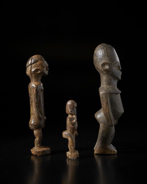 Lobi - Burkina Faso : Lotto composto da 3 sculture Bateba di i varia dimensione e qualit� d'intaglio. Legno a patina scura.  - Asta Asta 422 | AFRICA, OCEANIA E AMERICHE - ARTIGIANATO AFRICANO: VARI COMMITTENTI E SELEZIONE DALLA COLLEZIONE BARTOLOMUCCI Online - Associazione Nazionale - Case d'Asta italiane