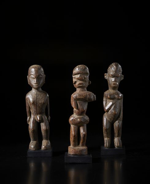 Lobi - Burkina Faso : Lotto composta da tre sculture Bateba di diversa dimensione e qualit d'intaglio.Legno duro a patine diverse.  - Asta Asta 422 | AFRICA, OCEANIA E AMERICHE - ARTIGIANATO AFRICANO: VARI COMMITTENTI E SELEZIONE DALLA COLLEZIONE BARTOLOMUCCI Online - Associazione Nazionale - Case d'Asta italiane