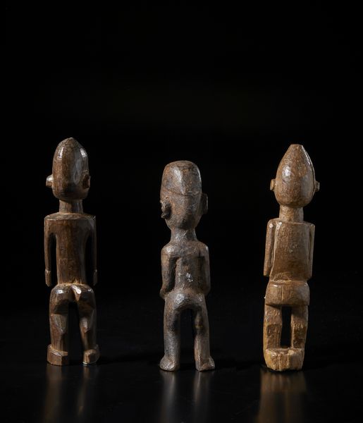 Lobi - Burkina Faso : Lotto composto da tre sculture Bateba di differenti  dimensioni e qualit d'intaglio. Legno duro con differenti patine.  - Asta Asta 422 | AFRICA, OCEANIA E AMERICHE - ARTIGIANATO AFRICANO: VARI COMMITTENTI E SELEZIONE DALLA COLLEZIONE BARTOLOMUCCI Online - Associazione Nazionale - Case d'Asta italiane