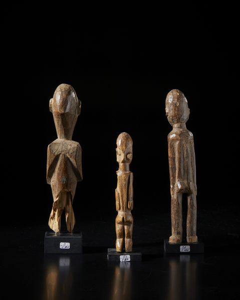 Lobi - Burkina Faso : Lotto composto da tre sculture Bateba di differente dimensione e qualit d'intaglio.  - Asta Asta 422 | AFRICA, OCEANIA E AMERICHE - ARTIGIANATO AFRICANO: VARI COMMITTENTI E SELEZIONE DALLA COLLEZIONE BARTOLOMUCCI Online - Associazione Nazionale - Case d'Asta italiane