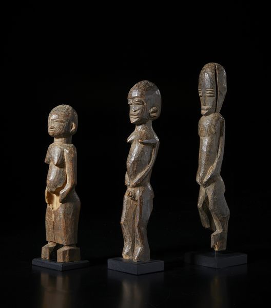 Lobi - Burkina Faso : Lotto composto da tre sculture Bateba di diverse dimensioni e qualit� d'intaglio.Legno duro con differenti patine.  - Asta Asta 422 | AFRICA, OCEANIA E AMERICHE - ARTIGIANATO AFRICANO: VARI COMMITTENTI E SELEZIONE DALLA COLLEZIONE BARTOLOMUCCI Online - Associazione Nazionale - Case d'Asta italiane