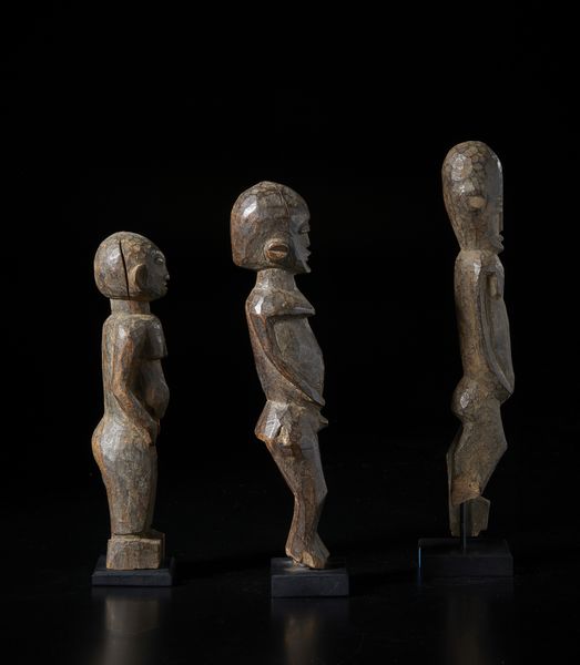 Lobi - Burkina Faso : Lotto composto da tre sculture Bateba di diverse dimensioni e qualit� d'intaglio.Legno duro con differenti patine.  - Asta Asta 422 | AFRICA, OCEANIA E AMERICHE - ARTIGIANATO AFRICANO: VARI COMMITTENTI E SELEZIONE DALLA COLLEZIONE BARTOLOMUCCI Online - Associazione Nazionale - Case d'Asta italiane