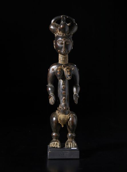 Atti� - Costa d'Avorio : Scultura antropomorfa. Legno duro a patina scura, tessuto e perline.  - Asta Asta 422 | AFRICA, OCEANIA E AMERICHE - ARTIGIANATO AFRICANO: VARI COMMITTENTI E SELEZIONE DALLA COLLEZIONE BARTOLOMUCCI Online - Associazione Nazionale - Case d'Asta italiane