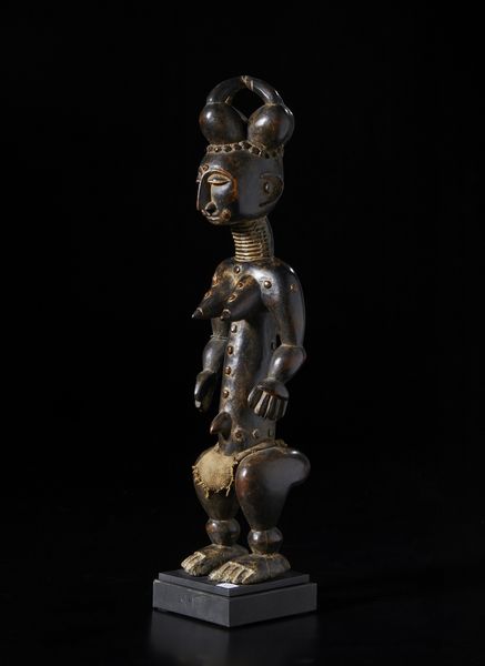 Atti� - Costa d'Avorio : Scultura antropomorfa. Legno duro a patina scura, tessuto e perline.  - Asta Asta 422 | AFRICA, OCEANIA E AMERICHE - ARTIGIANATO AFRICANO: VARI COMMITTENTI E SELEZIONE DALLA COLLEZIONE BARTOLOMUCCI Online - Associazione Nazionale - Case d'Asta italiane