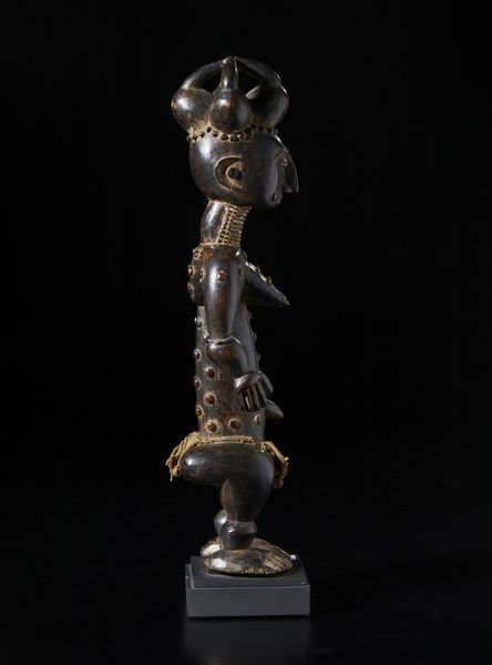 Atti� - Costa d'Avorio : Scultura antropomorfa. Legno duro a patina scura, tessuto e perline.  - Asta Asta 422 | AFRICA, OCEANIA E AMERICHE - ARTIGIANATO AFRICANO: VARI COMMITTENTI E SELEZIONE DALLA COLLEZIONE BARTOLOMUCCI Online - Associazione Nazionale - Case d'Asta italiane