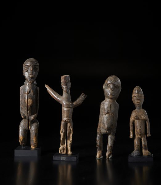 Lobi - Burkina Faso : Lotto composto da quattro sculture Bateba di differente dimensione e qualit� d'intaglio. Legno duro con differenti patine.  - Asta Asta 422 | AFRICA, OCEANIA E AMERICHE - ARTIGIANATO AFRICANO: VARI COMMITTENTI E SELEZIONE DALLA COLLEZIONE BARTOLOMUCCI Online - Associazione Nazionale - Case d'Asta italiane