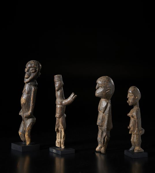 Lobi - Burkina Faso : Lotto composto da quattro sculture Bateba di differente dimensione e qualit� d'intaglio. Legno duro con differenti patine.  - Asta Asta 422 | AFRICA, OCEANIA E AMERICHE - ARTIGIANATO AFRICANO: VARI COMMITTENTI E SELEZIONE DALLA COLLEZIONE BARTOLOMUCCI Online - Associazione Nazionale - Case d'Asta italiane