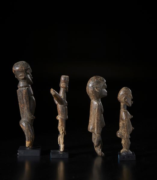 Lobi - Burkina Faso : Lotto composto da quattro sculture Bateba di differente dimensione e qualit� d'intaglio. Legno duro con differenti patine.  - Asta Asta 422 | AFRICA, OCEANIA E AMERICHE - ARTIGIANATO AFRICANO: VARI COMMITTENTI E SELEZIONE DALLA COLLEZIONE BARTOLOMUCCI Online - Associazione Nazionale - Case d'Asta italiane