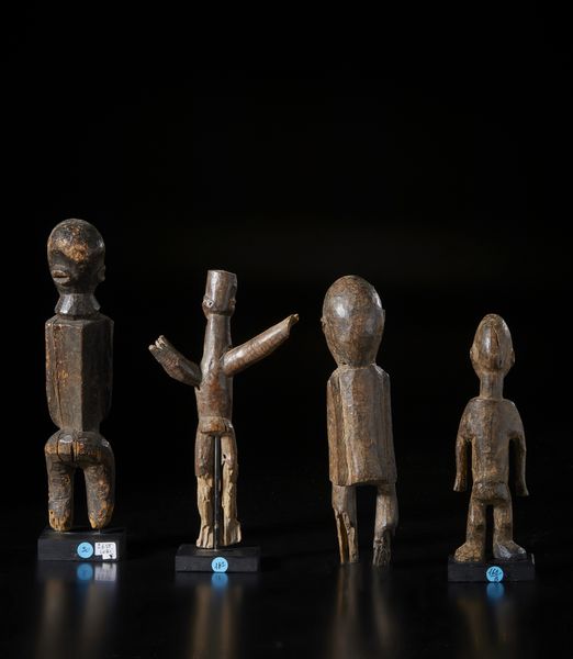 Lobi - Burkina Faso : Lotto composto da quattro sculture Bateba di differente dimensione e qualit� d'intaglio. Legno duro con differenti patine.  - Asta Asta 422 | AFRICA, OCEANIA E AMERICHE - ARTIGIANATO AFRICANO: VARI COMMITTENTI E SELEZIONE DALLA COLLEZIONE BARTOLOMUCCI Online - Associazione Nazionale - Case d'Asta italiane