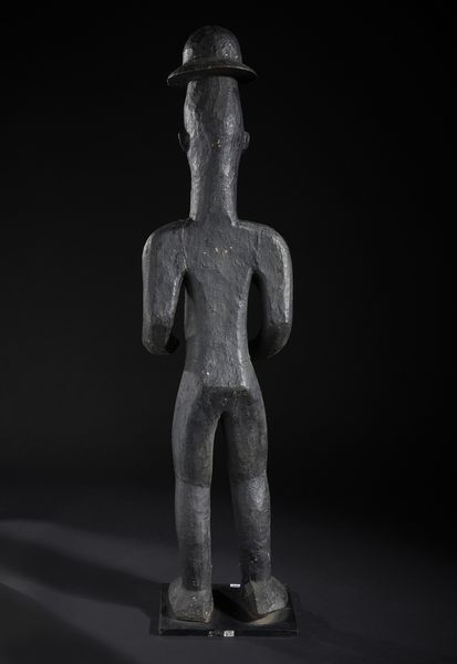 Igbo - Nigeria : Grande scultura antropomorfa con cappello. Legno duro a patina nera.  - Asta Asta 422 | AFRICA, OCEANIA E AMERICHE - ARTIGIANATO AFRICANO: VARI COMMITTENTI E SELEZIONE DALLA COLLEZIONE BARTOLOMUCCI Online - Associazione Nazionale - Case d'Asta italiane